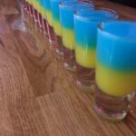 Coastal Bar, en Ramsgate, Kent, creó bebidas azules y amarillas para brindar por los aviones rusos derribados sobre Ucrania
