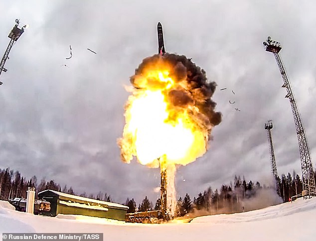Esta imagen proporcionada por el Servicio de Prensa del Ministerio de Defensa de Rusia el 19 de febrero muestra el lanzamiento de un misil balístico intercontinental Yars desde un aeródromo durante ejercicios militares.