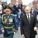 Vladimir Putin y el ministro de Defensa, Sergei Shougi, en el desfile del Día de la Victoria en Moscú, en 2019. Ambos pueden estar ahora operando la guerra de Ucrania desde búnkeres, según sugiere la información de seguimiento de vuelos.