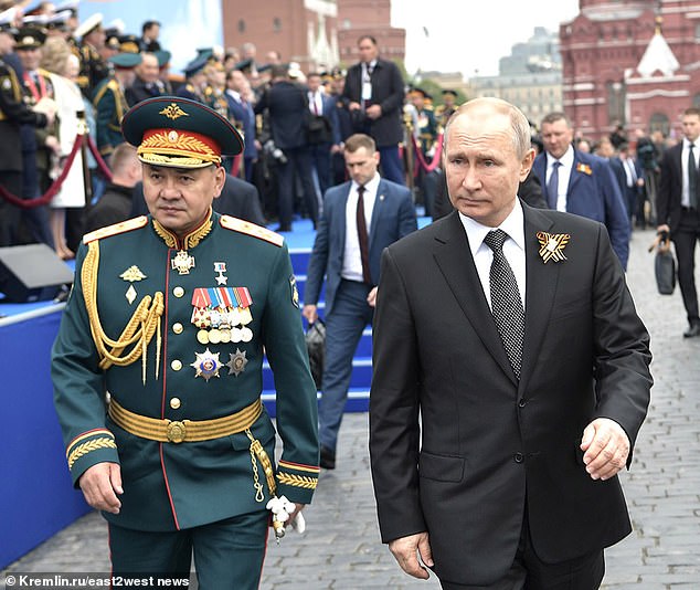 Vladimir Putin y el ministro de Defensa, Sergei Shougi, en el desfile del Día de la Victoria en Moscú, en 2019. Ambos pueden estar ahora operando la guerra de Ucrania desde búnkeres, según sugiere la información de seguimiento de vuelos.
