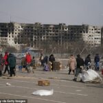 Los edificios dañados se ven mientras los civiles son evacuados a lo largo de los corredores humanitarios de la ciudad ucraniana de Mariupol bajo el control del ejército ruso y los separatistas prorrusos, el 26 de marzo de 2022.