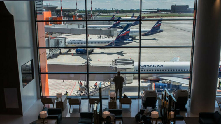 Rusos que huyen informan largos interrogatorios en los aeropuertos
