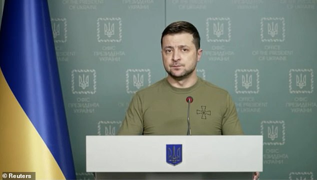 El presidente Volodymyr Zelenskyy (en la foto) afirma que ha sobrevivido a tres intentos de asesinato desde que se lanzó la invasión la semana pasada.