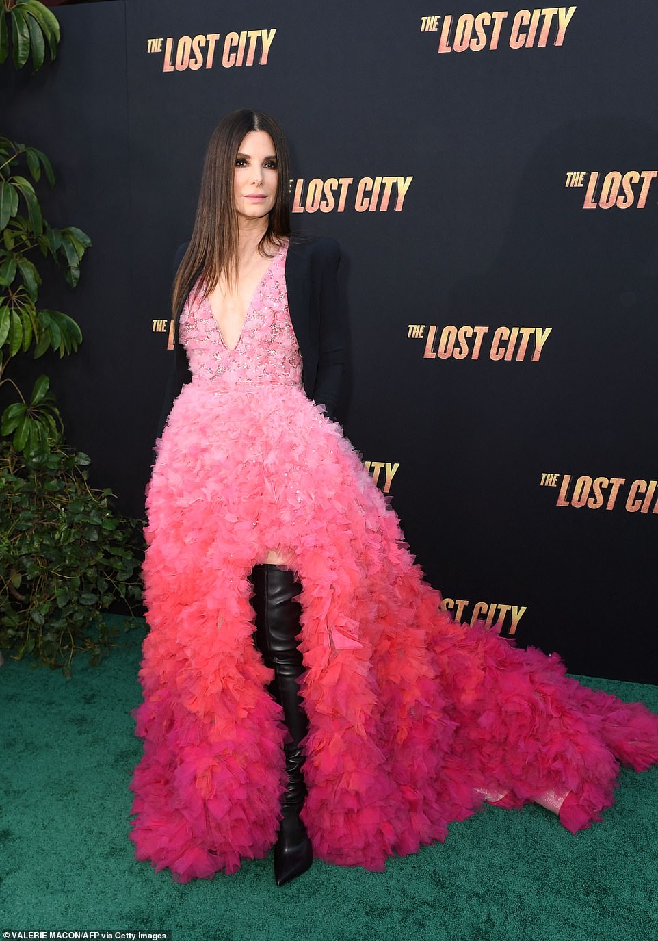 Werrrk!  La ganadora del Oscar Sandra Bullock hizo una entrada espectacular al estreno de The Lost City en el Regency Village Theatre en el vecindario Westwood de Los Ángeles el lunes mientras vestía un vestido rosa ombré.