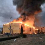El cuartel del Centro Internacional de Mantenimiento de la Paz y Seguridad en Yavoriv se quema después de ser alcanzado por un ataque con misiles rusos en las primeras horas del domingo por la mañana, matando a 35 personas e hiriendo a 134 más.
