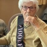 Lily Bullen, quien recientemente cumplió 102 años, dice que su secreto son 'chupitos de tequila, Jägerbombs, rollos de salchicha y pizza Dominos'.  En la foto, disfrutando de una foto en las celebraciones de su cumpleaños número 100