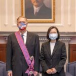 Taiwán honra al exdiplomático estadounidense Pompeo, China lo llama "mentiroso"