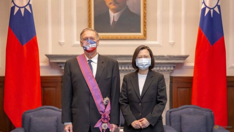 Taiwán honra al exdiplomático estadounidense Pompeo, China lo llama "mentiroso"