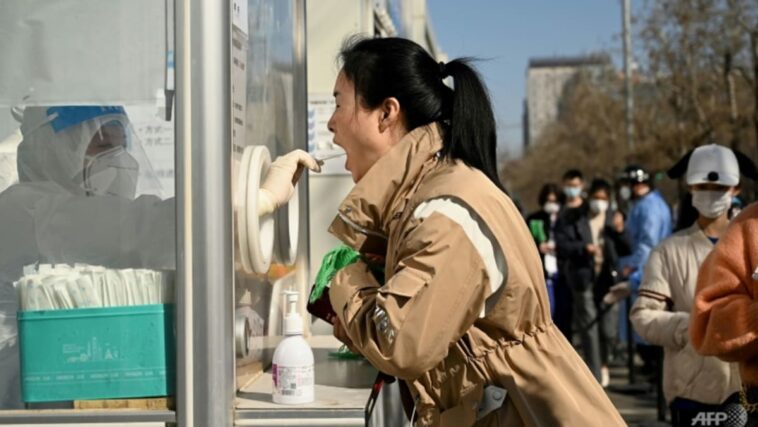 Trajes de materiales peligrosos y compras de pánico: las imágenes de la pandemia regresan a China