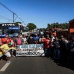 Transportistas paraguayos realizan huelga para exigir reducción de precios de combustibles