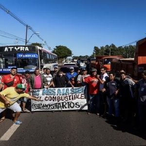 Transportistas paraguayos realizan huelga para exigir reducción de precios de combustibles