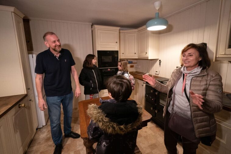 Una familia ucraniana de 10 miembros se muda a una casa de Cambridgeshire donada por un hombre local