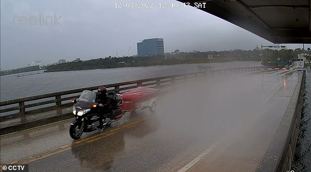 Mark Allen Hagen, de 50 años, de Metter, Georgia, conducía por el puente de Main Street en Daytona Beach el sábado cuando su bicicleta claramente se estrelló contra el agua después de chocar contra un brazo de tráfico y casi se cae del puente levadizo.