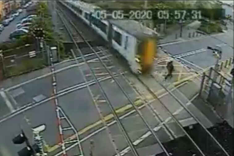 Ver: Aterrador momento en que un hombre casi es atropellado por un tren en el norte de Londres
