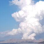 Volcán filipino cerca de la capital arroja ceniza y gas