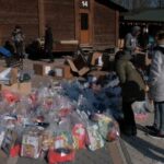 Voluntarios rumanos brindan ayuda humanitaria a niños desplazados en la región de Chernivtsi