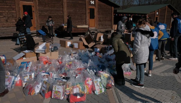 Voluntarios rumanos brindan ayuda humanitaria a niños desplazados en la región de Chernivtsi