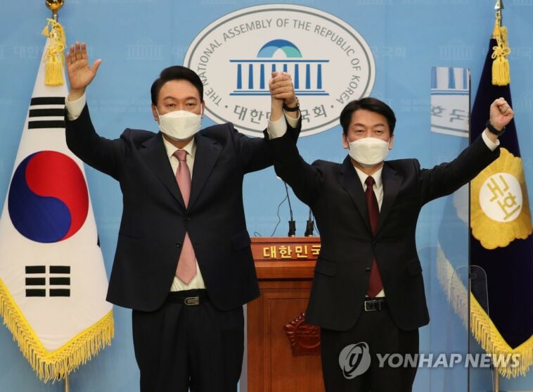 Yoon y Ahn fusionan candidaturas en vísperas de la votación anticipada