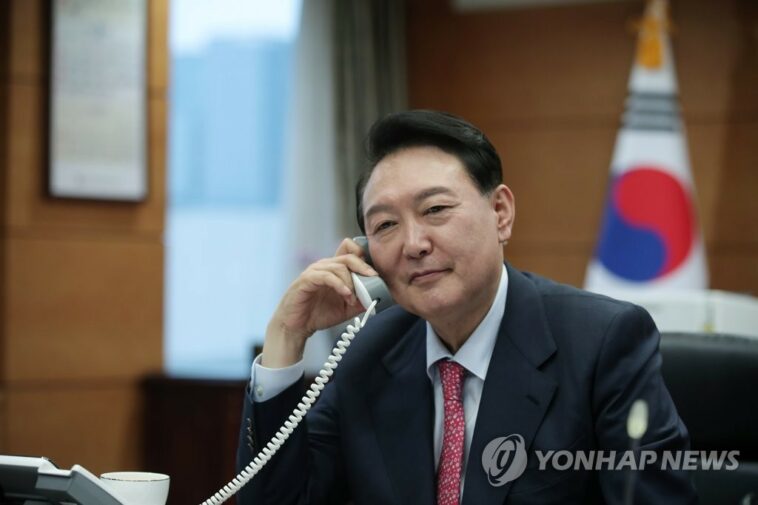 Yoon y el jefe de la UE sostienen conversaciones telefónicas y apuntan a una cumbre bilateral en la segunda mitad