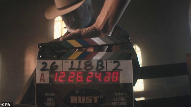 Acción: Alec Baldwin se prepara para reanudar la filmación después de una mañana difícil en el set de la película Rust