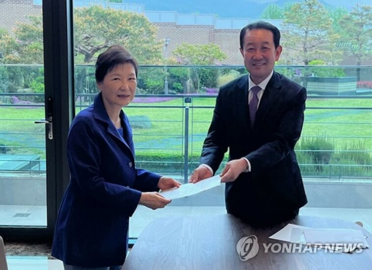 (AMPLIACIÓN) El expresidente Park expresa su intención de asistir a la ceremonia de toma de posesión de Yoon: funcionario