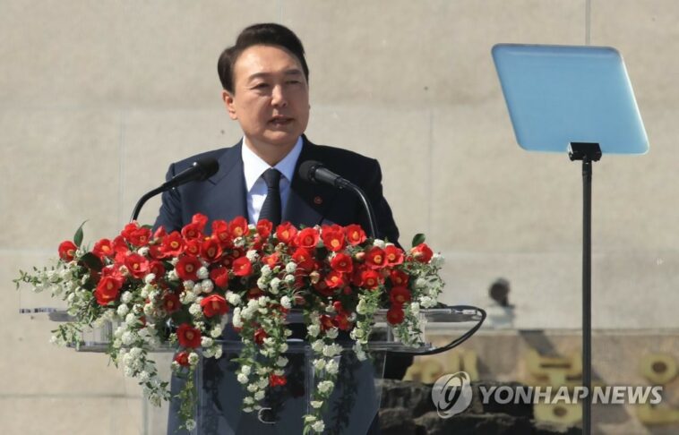 (AMPLIACIÓN) El presidente electo Yoon honra a las víctimas de la masacre de civiles en una visita a Jeju