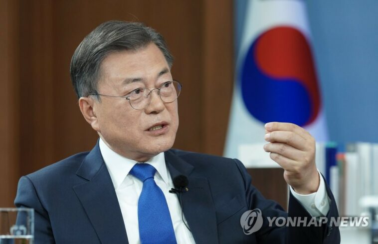 (AMPLIACIÓN) Moon dice que perdonar al expresidente Lee no solo tiene desventajas, sino también ventajas