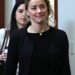 Amber Heard ingresa a la sala del tribunal el jueves mientras continúa el juicio por difamación entre ella y su ex esposo Johnny Depp.