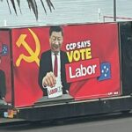 Un camión que transportaba una valla publicitaria del presidente chino, Xi Jinping, votando por los laboristas, exhibida en tres lados, provocó una controversia electoral anticipada.