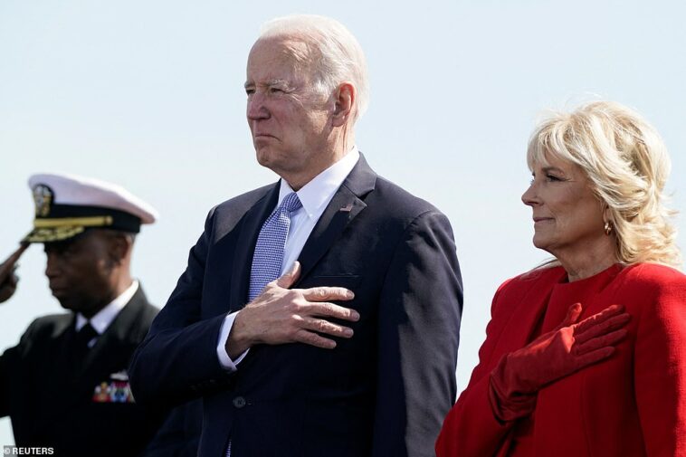 El presidente de los Estados Unidos, Joe Biden, y la primera dama, Jill Biden, asisten a una ceremonia conmemorativa de puesta en servicio del submarino nuclear USS Delaware en el puerto de Wilmington, Delaware, el sábado.