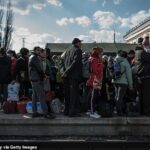 En la imagen: los civiles se reúnen en la estación de tren para ser evacuados de las zonas de combate en Kramatorsk, Óblast de Donetsk, en el este de Ucrania el 6 de abril de 2022