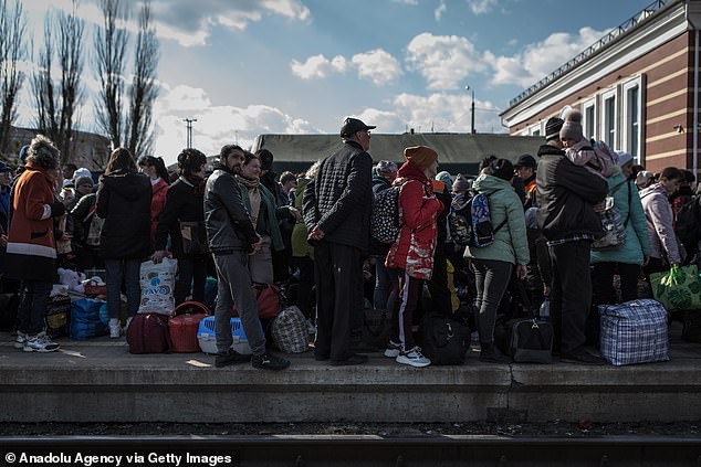 En la imagen: los civiles se reúnen en la estación de tren para ser evacuados de las zonas de combate en Kramatorsk, Óblast de Donetsk, en el este de Ucrania el 6 de abril de 2022