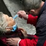China confía en medicina tradicional para combatir aumento de COVID-19 en Shanghái