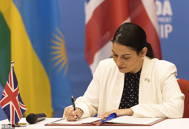 La ministra del Interior Priti Patel, artífice del acuerdo con Ruanda, firma la asociación