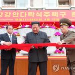 Corea del Norte marca el aniversario del nacimiento del difunto fundador.  con finalización de apartamentos junto al río