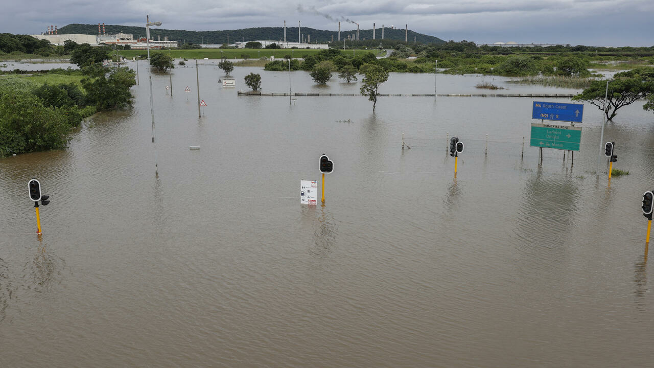 Decenas de muertos en inundaciones y deslizamientos de tierra en Sudáfrica tras tormentas
