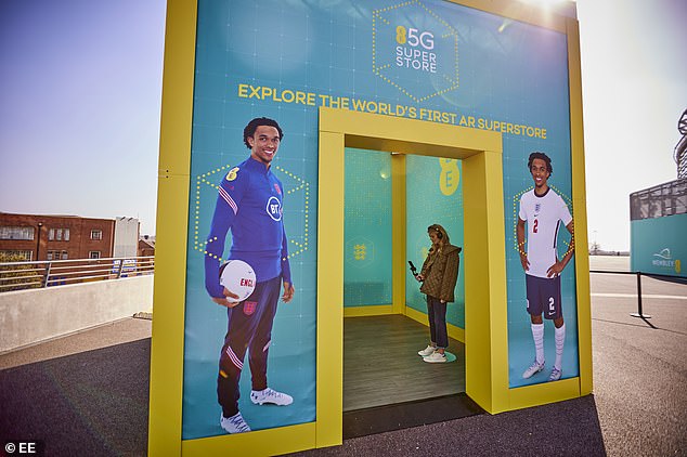 EE inauguró la primera supertienda de realidad aumentada (AR) del mundo en el estadio de Wembley, donde los fanáticos del fútbol pueden explorar y comprar productos de Inglaterra.