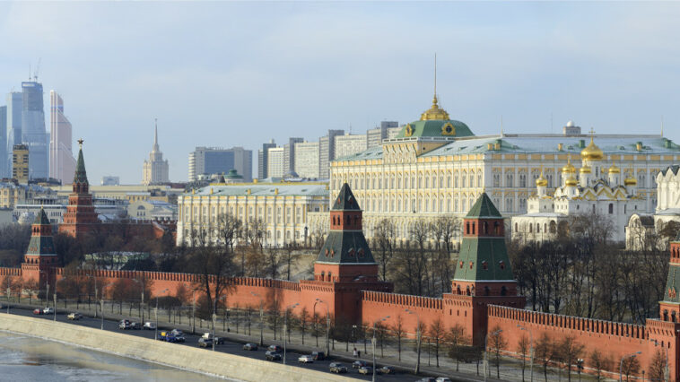 El Kremlin opina sobre las condiciones para la reunión entre Putin y Zelensky