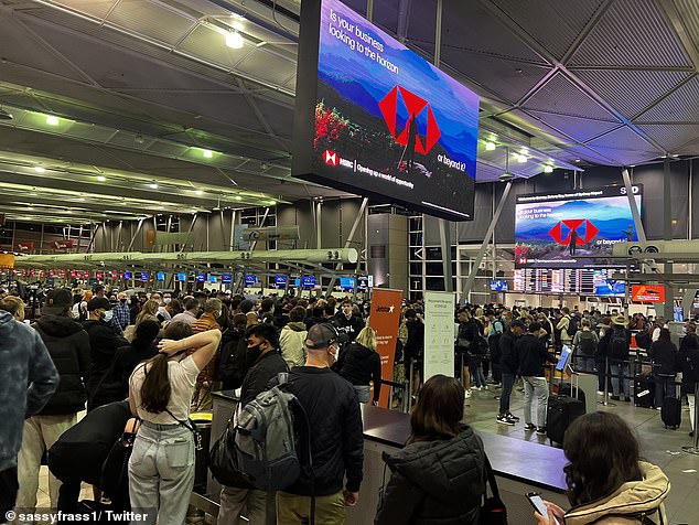 Los viajeros esperan hasta dos horas en largas colas en el aeropuerto de Sydney mientras la tripulación de la aerolínea lucha para hacer frente a la fiebre de las vacaciones escolares en medio de la escasez de personal.