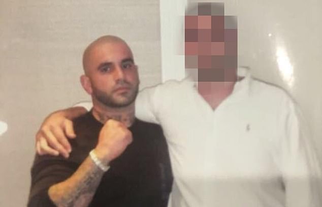 La policía había advertido a Ahmed (en la foto a la izquierda) de un contrato de un millón de dólares antes de que lo mataran a tiros el miércoles por la noche.
