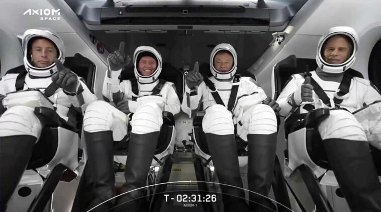 El equipo de astronautas totalmente privado regresa a salvo de la histórica visita a la estación espacial