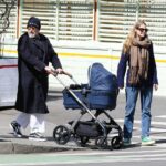 Julian Schnabel, de 70 años, y su pareja Louise Kugelberg, pasean con su nuevo bebé en el vecindario West Village de la ciudad de Nueva York el sábado.