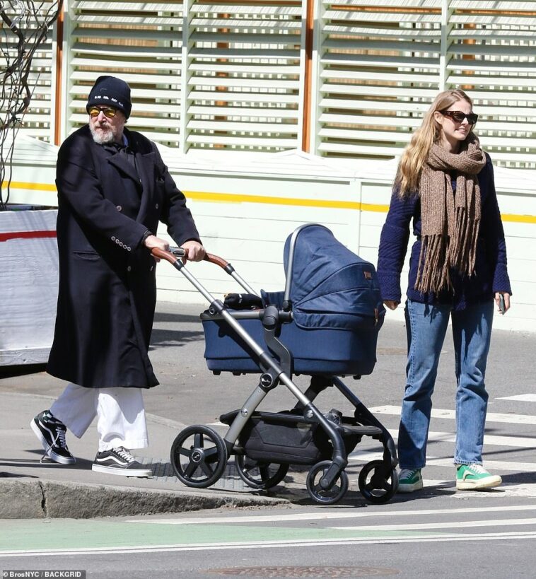 Julian Schnabel, de 70 años, y su pareja Louise Kugelberg, pasean con su nuevo bebé en el vecindario West Village de la ciudad de Nueva York el sábado.