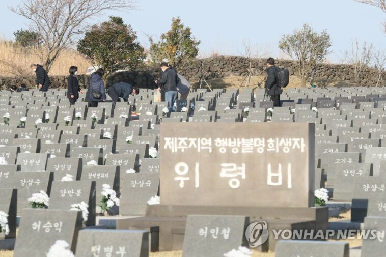El presidente electo Yoon honra a las víctimas de la masacre de civiles en una visita a Jeju