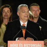 El primer ministro nacionalista de Hungría, Viktor Orban (en la foto), obtuvo una cuarta victoria aplastante consecutiva en las elecciones del domingo y usó su discurso de victoria para criticar al presidente ucraniano Volodymyr Zelensky.