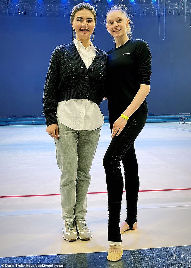 Kabaeva fotografiada, a la izquierda, en el ensayo de su festival deportivo Alina 2022 en VTB Arena, Moscú la semana pasada