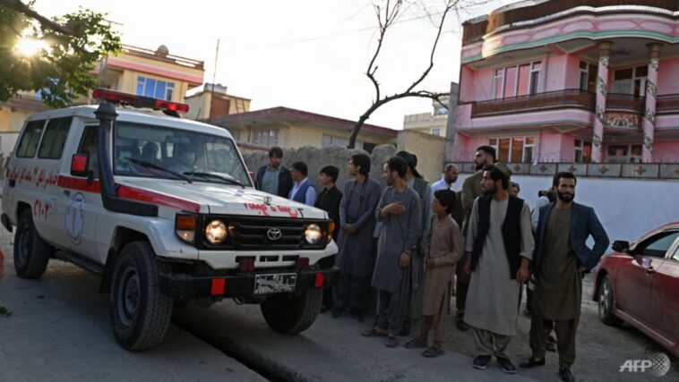 Explosión mata a más de 50 en mezquita de Kabul, dice su líder