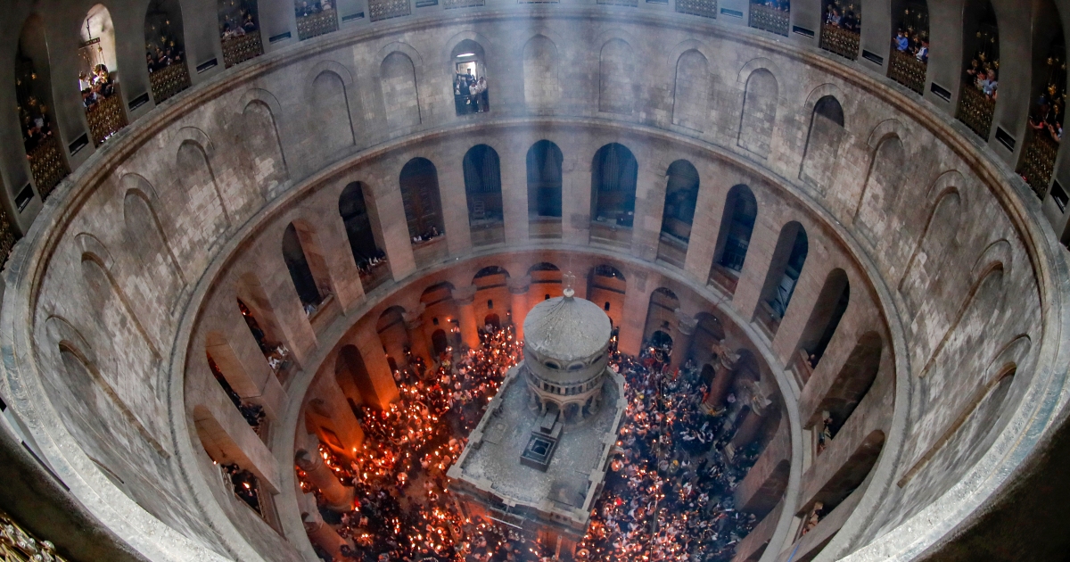 Fotos: los cristianos celebran la ceremonia del 'Fuego Sagrado' en la tensa Jerusalén
