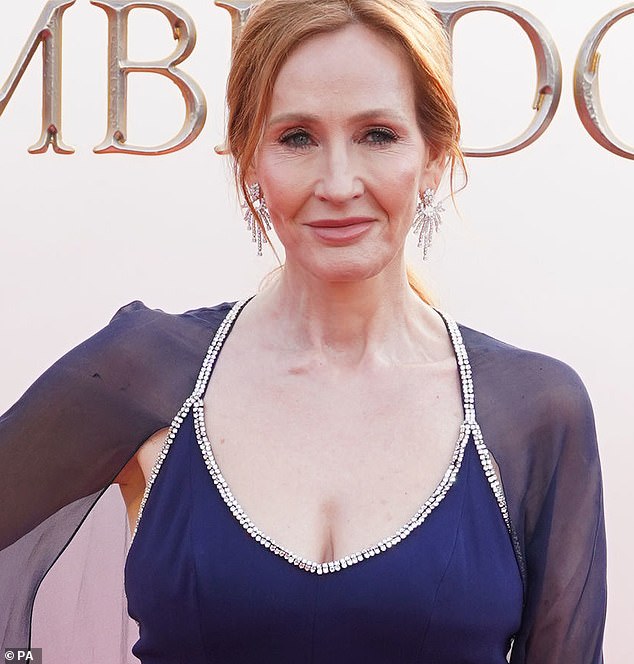 JK Rowling ha recibido una fuerte reacción negativa por sus puntos de vista sobre el género después de escribir un ensayo en junio de 2020.