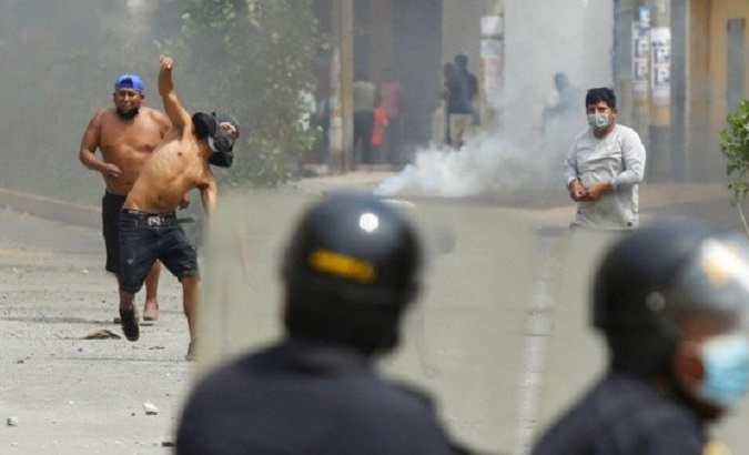 Gobierno peruano decreta toque de queda por violentas protestas
